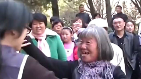 大叔大妈尬舞升级 开创抽筋舞打架舞