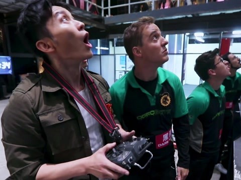 《机器人争霸》备战日常:李晨测试惊呆众人 黑狼攻击力超强大